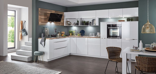 Moderne Küche - LUX 817 - nobilia - Holz / L-förmig / mit integriertem Griff