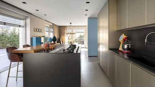 Moderne Küche - 202207 - TM Italia - lackiertes MDF / Sandstein / Kochinsel