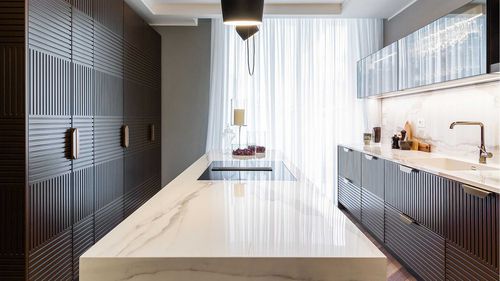 Moderne Küche - 202103 - TM Italia - lackiertes MDF / Sandstein / Kochinsel