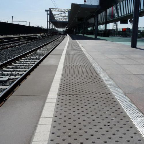 Beton-Blindenleitplatte - PLATFORM EDGES - URBASTYLE