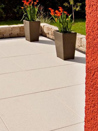 Betonplattenbelag - NUEVA - URBASTYLE - Naturstein / Fußgänger / für öffentliche Bereiche