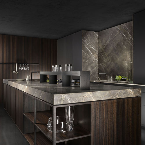Moderne Küche - KUADRA - Key cucine - Eukalyptusholz / Marmor / Messing
