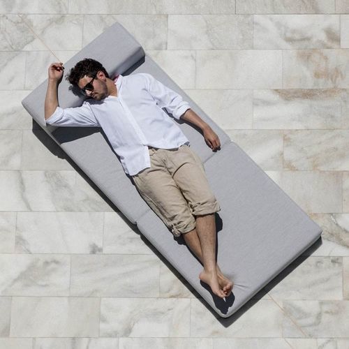 Moderne Sonnenliege - LOOPSTER - april furniture - abperlendes Gewebe / für Garten / für Pool
