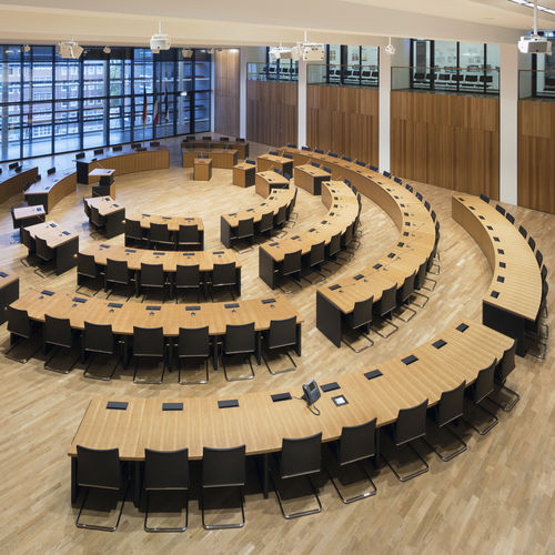 Moderner Besprechungstisch - .INTRA - Spiegels - Holz / Gestell aus Holz / gebogen