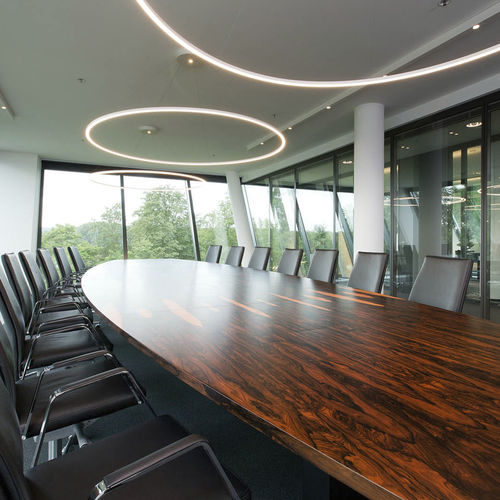 Moderner Besprechungstisch - .UNIT 7 - Spiegels - Holz / Gestell aus lackiertem MDF / oval