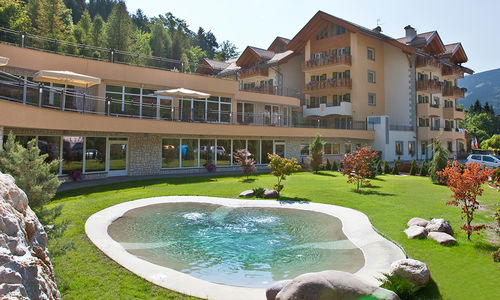 Schwimmbecken für Außenbereich - Hofer Group GmbH - erdverlegt / Beton / für Kinder