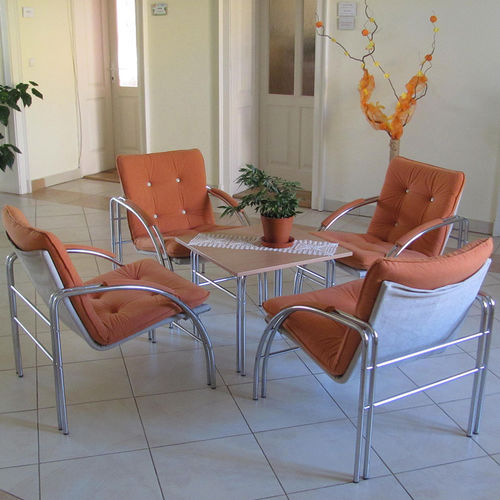 Moderner Couchtisch - VICONTE  - KODRETA furniture, s.r.o. - Glas / Gestell aus heißlackiertem Stahl / Gestell aus verchromtem Stahl