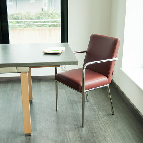 Moderner Konferenzstuhl - NELSON - KODRETA furniture, s.r.o. - für den Innenraum / Leder / Gestell aus verchromtem Stahl