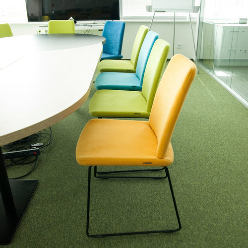 Moderner Konferenzstuhl - RIVER - KODRETA furniture, s.r.o. - für den Innenraum / Stoff / Gestell aus Metall