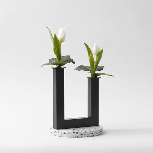Moderne Vase - DUO - A 2 designers - aus lackiertem Metall / Terrazzo