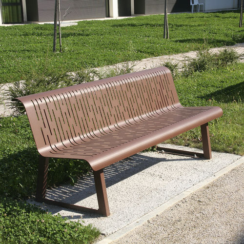 Moderne Bank für den öffentlichen Raum - VERTIGO - ACCENTURBA - Stahlblech / thermolackierter Stahl / mit Rückenlehne