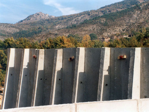 Stahlbeton-Stützmauer - BI-NERVADO - Pujol - modular / Fertigbau