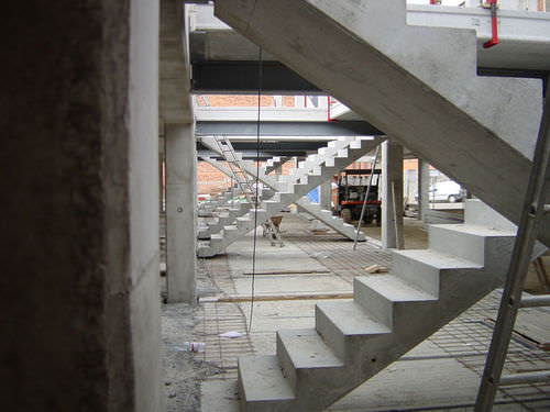 Gerade Treppe - Pujol - Betonstufen / mit Betonstruktur / technisch