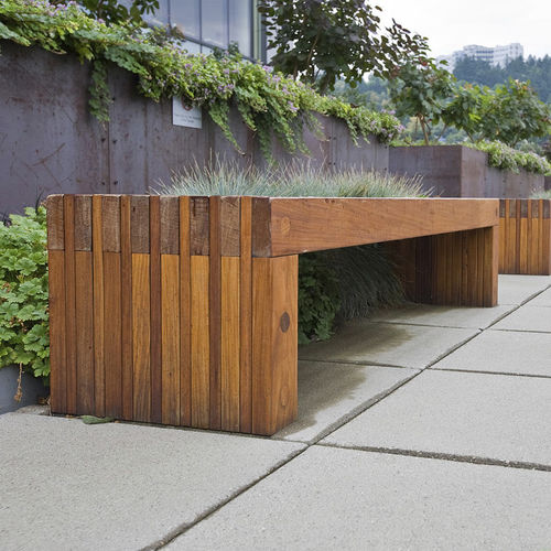 Moderne Bank für den öffentlichen Raum - HUDSON - FORMS+SURFACES - Ipe / FSC-zertifiziert / 100% recycelbar