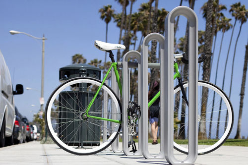 Bodenstehender Fahrradständer - OLYMPIA - FORMS+SURFACES - für öffentliche Bereiche / Aluminiumguss / für professionellen Einsatz