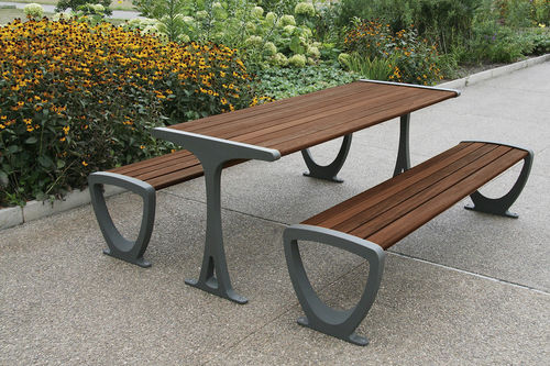 Moderne Tischgarnitur - TRIO - FORMS+SURFACES - Ipe / Aluminium / für Außenbereich