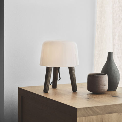 Tischlampe - MILK  - Andtradition - geblasenes Glas / Esche / modern