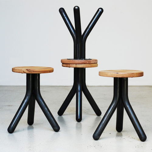 Hocker / minimalistisches Design - PIPE - LifeSpaceJourney - Laubholz / Gestell aus Metall / mit 3 Beinen