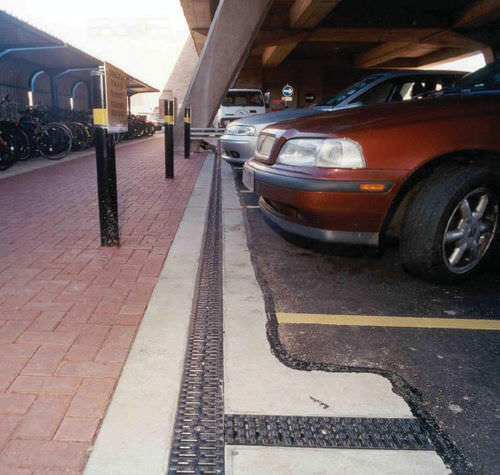 Gitter-Abflussrinne - DECKLINE 125 - ACO Building Drainage - Beton / galvanisiertem Stahlgitter / für Parkplätze
