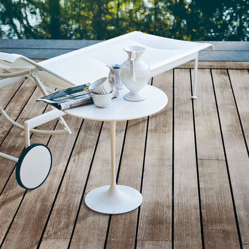 Moderner Beistelltisch - SAARINEN - Knoll international - Mineralwerkstoff / Acryl / Aluminium