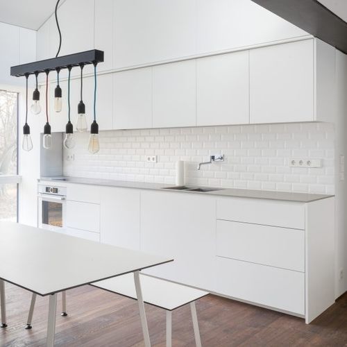 Moderne Küche - STUDIO 12 BERLIN - MYKILOS - lackiertes Holz / mittelgroß / weiß