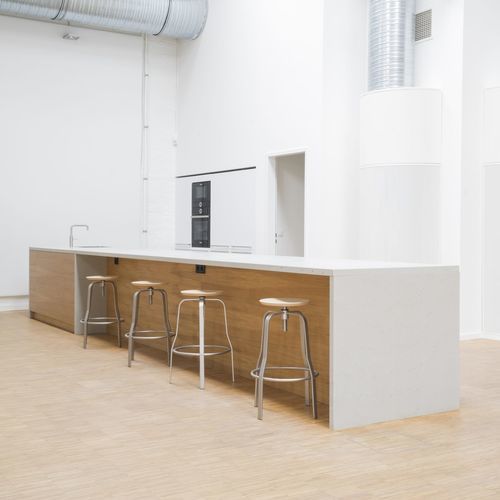 Moderne Küche - BWI - MYKILOS - Holz / Esche / Beton