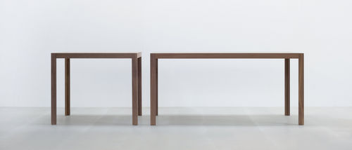 Moderner Tisch - TC10 - HUSSL - Massivholz / rechteckig / stapelbar