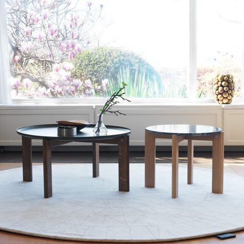Moderner Couchtisch - IRIS  - Asplund - lackiertes Metall / Stein / Gestell aus Eiche