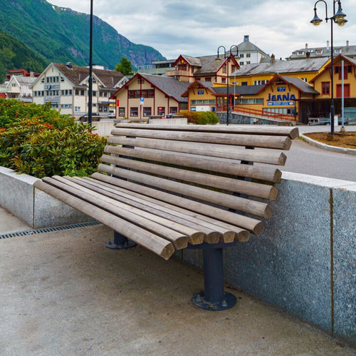 Klassische Bank für den öffentlichen Raum - URBAN  - Vestre - galvanisiertem Stahl / Holz / mit Rückenlehne
