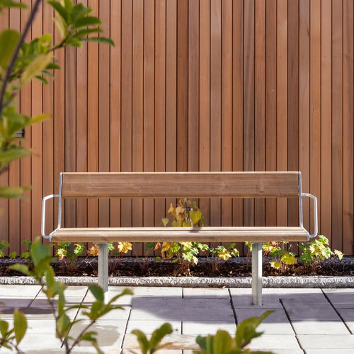 Moderne Bank für den öffentlichen Raum - APRIL  - Vestre - galvanisiertem Stahl / Holz / mit Rückenlehne