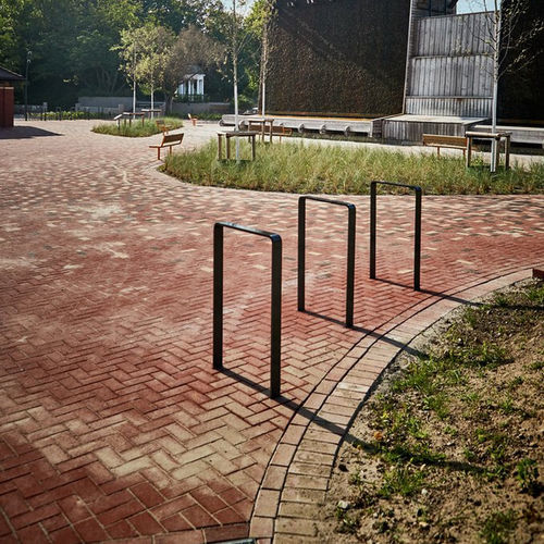 Bodenstehender Fahrradständer - VROOM  - Vestre - gesichert / originelles Design / horizontal