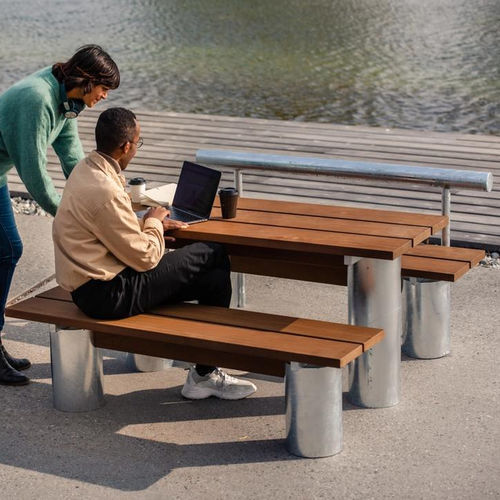 Moderner Tisch - PLINTH  - Vestre - Holz / Gestell aus galvanisiertem Stahl / rechteckig