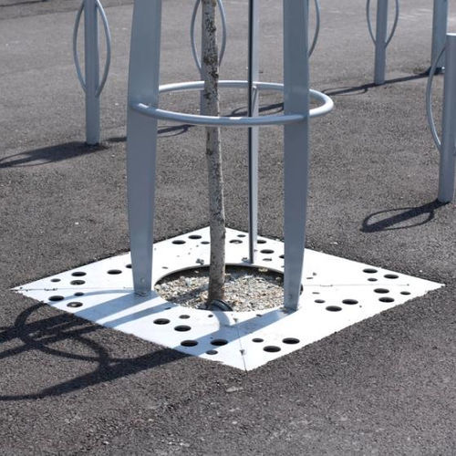Quadratisches Baumgitter - URBAN  - Vestre - galvanisiertem Stahl / laserbearbeitet / durchbrochen