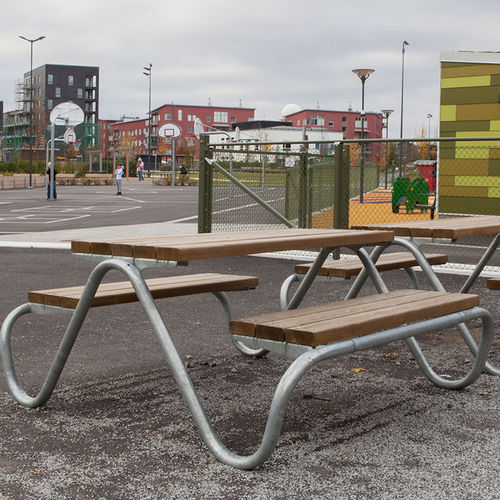 Moderner Picknicktisch - HVILAN - Vestre - Holz / Cortenstahl / galvanisiertem Stahl