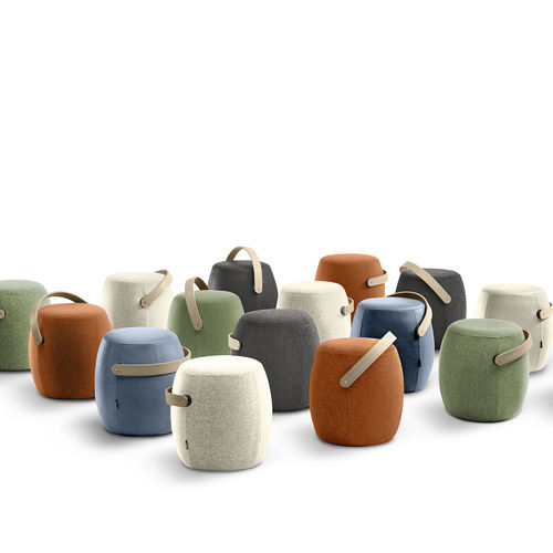 Moderner Hocker - CARRY ON - OFFECCT - Leder / Gestell aus Holz / mit Mittelfuß