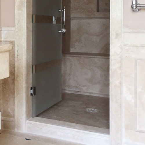 Festinstallierter Duschsitz - Arredo di Pietra srl - Travertin / für Privatgebrauch / für Hotels