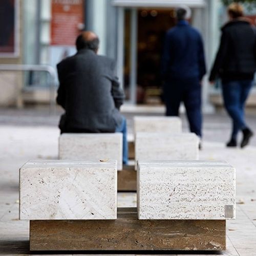 Moderne Bank für den öffentlichen Raum - perdue - Arredo di Pietra srl - Travertin / ohne Rückenlehne / ohne Armlehnen