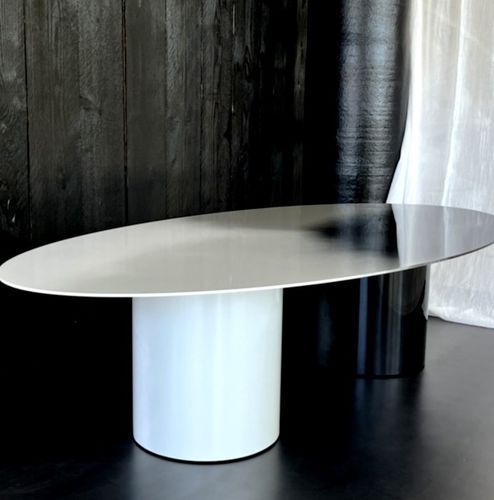 Moderner Esstisch - MALI - TERRE ET METAL - thermolackierter Stahl / Gestell aus heißlackiertem Stahl / oval