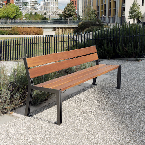Moderne Bank für den öffentlichen Raum - ARLO - univers & cité | mobilier urbain - Holz / pulverbeschichteter Stahl / mit Rückenlehne
