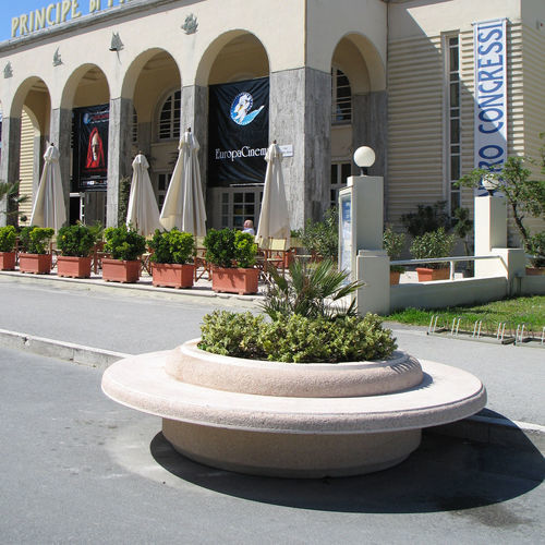 Beton-Pflanzkübel - VIAREGGIO - VASART URBAN DESIGN - rund / mit integrierter Bank / modern