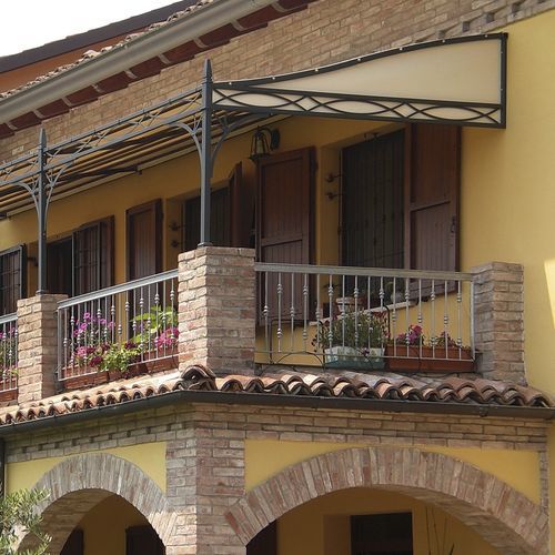 Angebaute Pergola - NOVECENTO - UNOSIDER - Schmiedeeisen / PVC / mit Stoffüberdachung