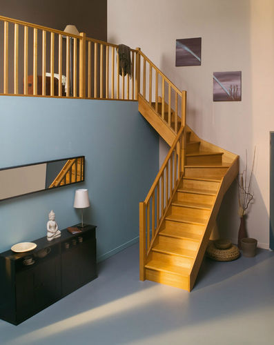 Viertelgewendelte Treppe - TAUARI - Saint Gobain GIMM menuiseries - Holzstufen / mit Holzstruktur / modern