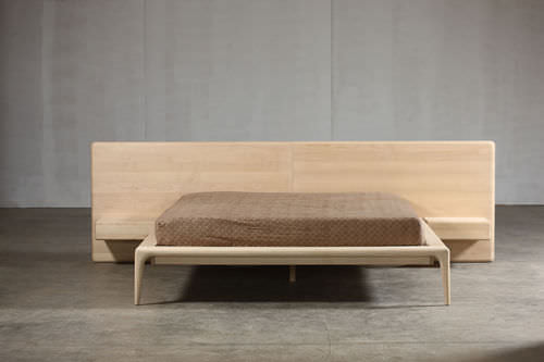 Doppelbett - LATUS - Artisan Solid Wood Furniture - modern / Kopfteil / mit Nachttisch