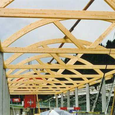 Holzbinderdach - SPA FRANCORCHAMP	 - Artbois SA - Lamellen / Fertigbau
