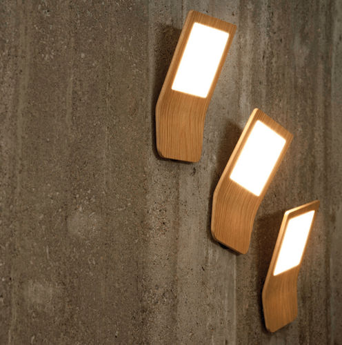 Moderne Wandleuchte - BUTTERFLY - Tunto - für den Innenraum / Holz / L-förmig