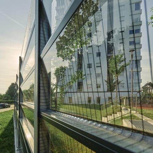 Lärmschutzwand mit modularen Platten - SOUNDSTOP SHAPE - Akripol d.o.o. - Glas / für Sportplätze / für Glasfassade