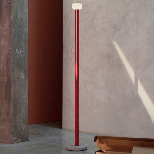 Lampe / lackiertes Aluminium - BELLHOP - FLOS - bodenstehend / geblasenes Glas / Zement