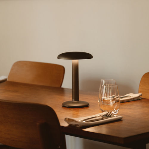 Tragbare Lampe - GUSTAVE  - FLOS - Aluminium / modern / mit Akku