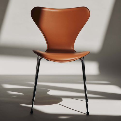 Stuhl / skandinavisches Design - SERIES 7&trade; - Fritz Hansen - für den Innenraum / Leder / Gestell aus Stahl