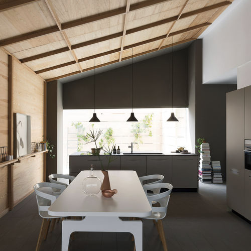 Moderne Küche - PAMPA  - SCHIFFINI - Holz / Kochinsel / mit integriertem Griff